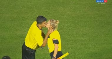 بالفيديو ..حكمة برازيلية تعطى قبلة لزميلها أثناء المباراة!