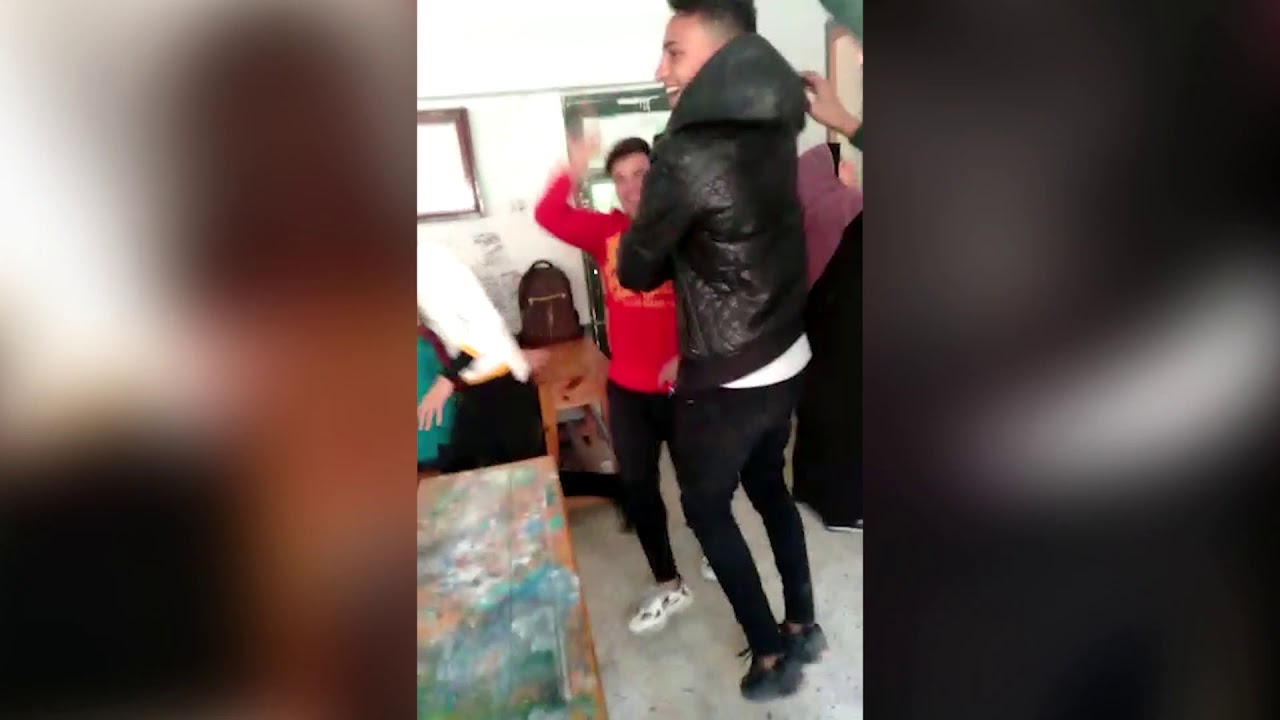 بالفيديو| طلاب يرقصون خلف معملة بالفصل.. تعرف على العقوبة التي وقعت عليهم والكشف عن مؤامرة