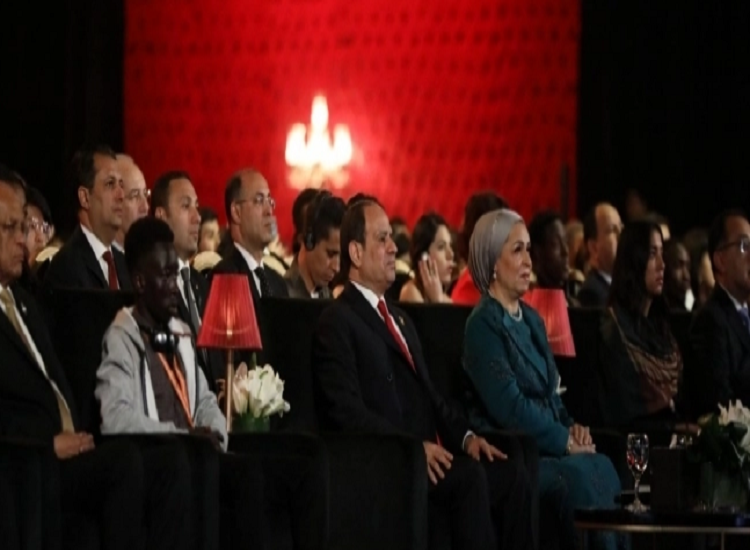 بالصور| ضحية التنمر ” جون”  يجلس بجوار الرئيس ” السيسي” في انطلاق مسرح شباب العالم بمدينة شرم الشيخ