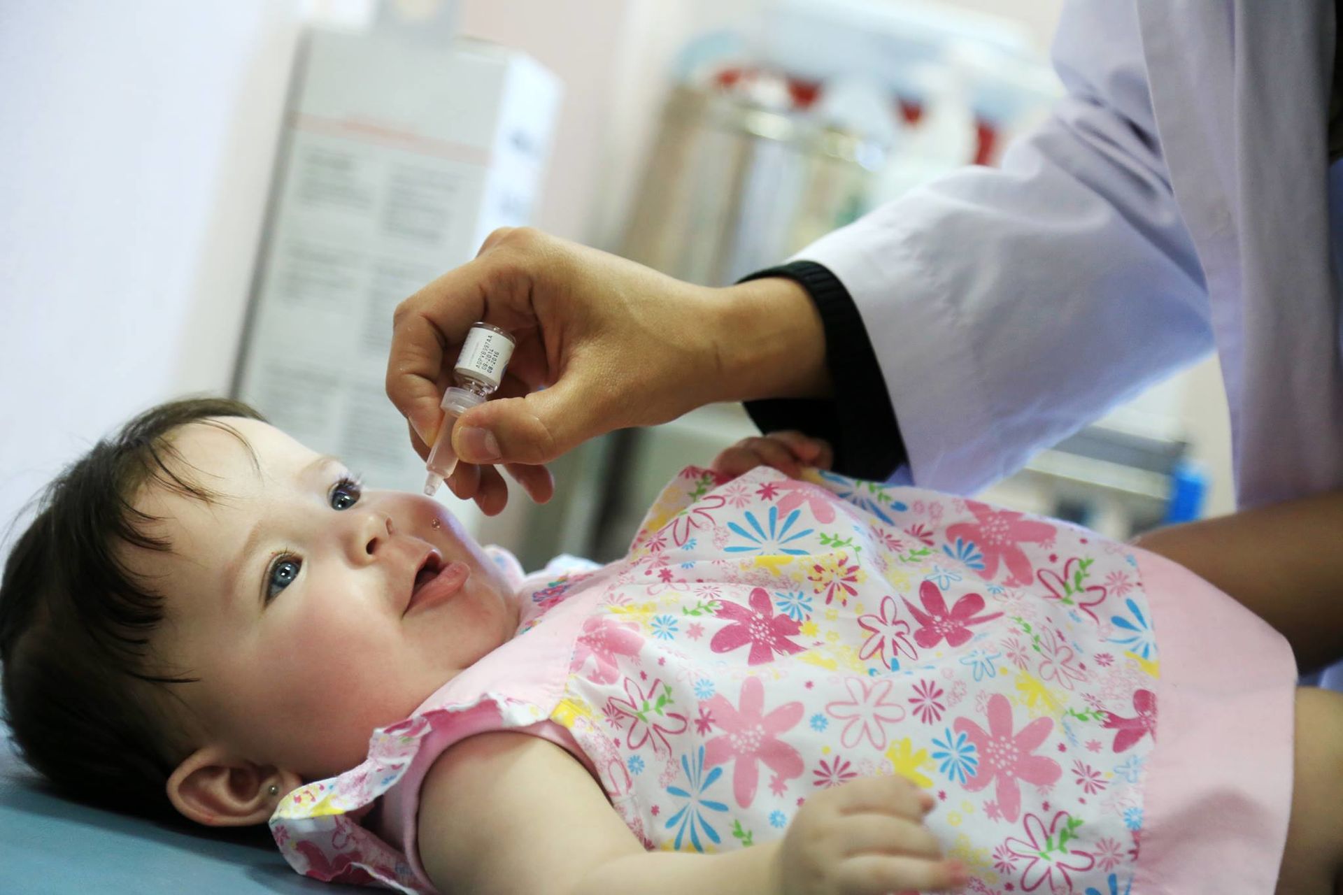 انطلاق حملة التطعيم ضد شلل الأطفال اليوم بكافة المحافظات وتحذيرات هامة من وزارة الصحة