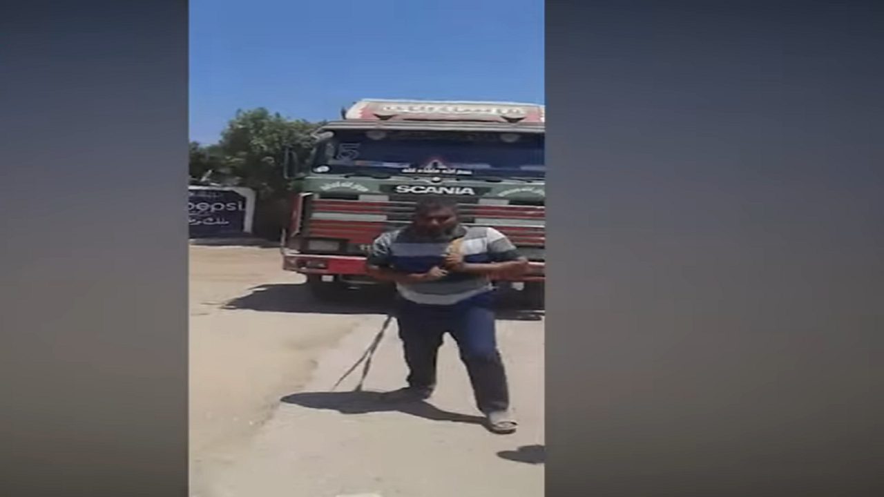 الرجل الخارق موظف البريد يسحب شاحنة كبيرة محملة ويأكل مواد خطرة.. فيديو