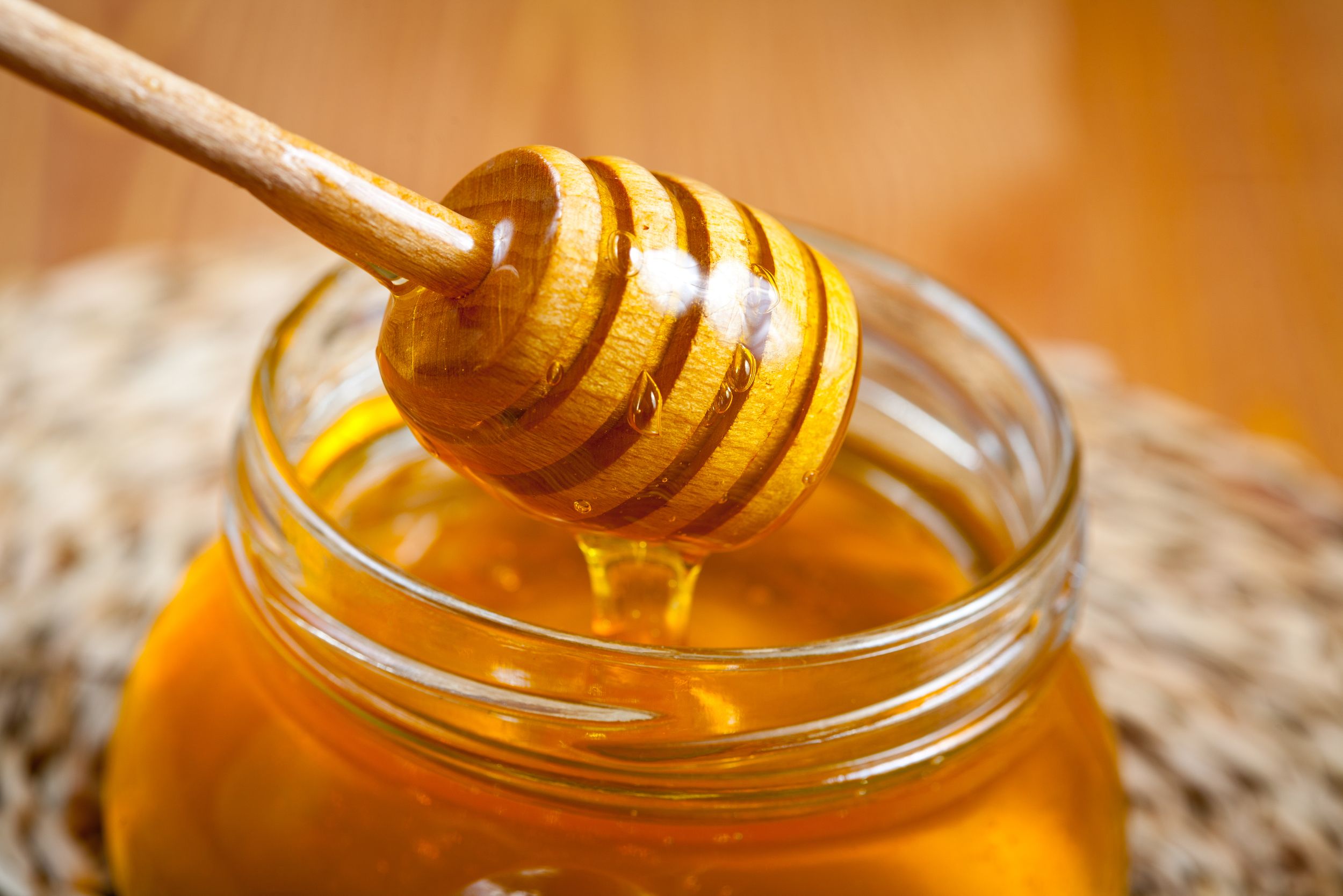 فوائد العسل لمرضى السكري وهل يُسبب أضرار لهم ؟ أطباء يجيبون