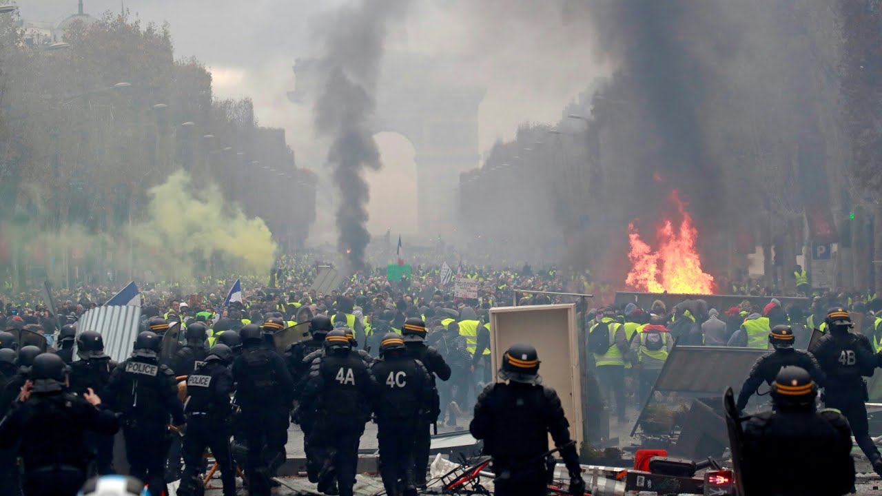 “أخبار فرنسا اليوم” مواجهات في باريس بين الشرطة ومتظاهرين وإصابة العشرات من قوات الأمن