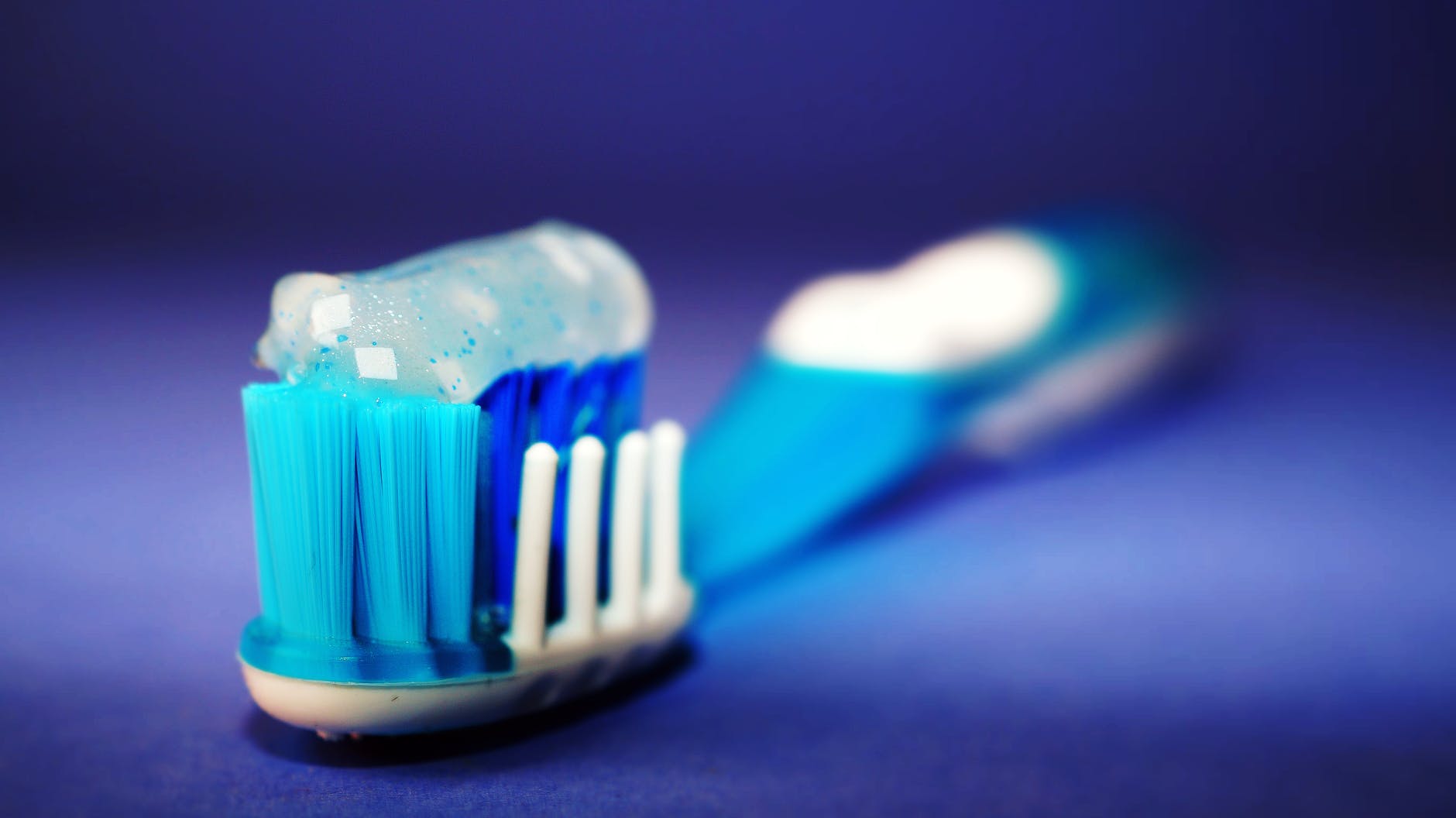 مخاطر تواجهك في تنظيف الأسنان “نصائح تجنبك العادات السيئة وتفادي الالتهابات والعدوى”