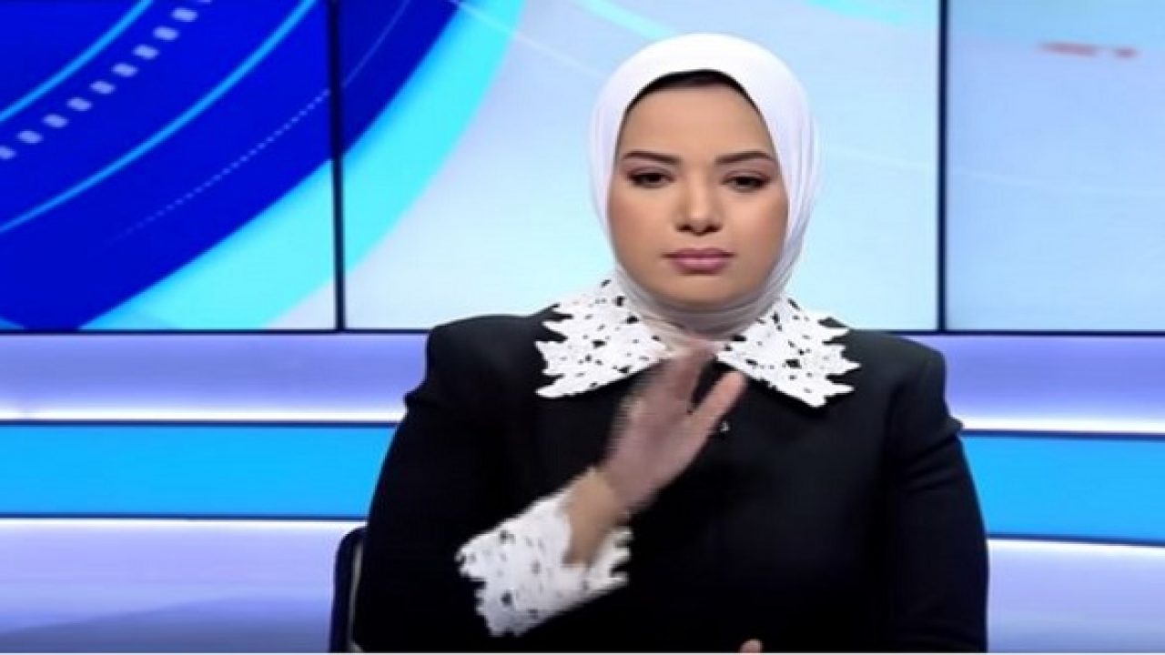 بالفيديو.. مذيعة مصرية تتعرض لصدمة بعد وفاة رئيس شركة مصر للطيران أثناء لقاء تلفزيوني معها