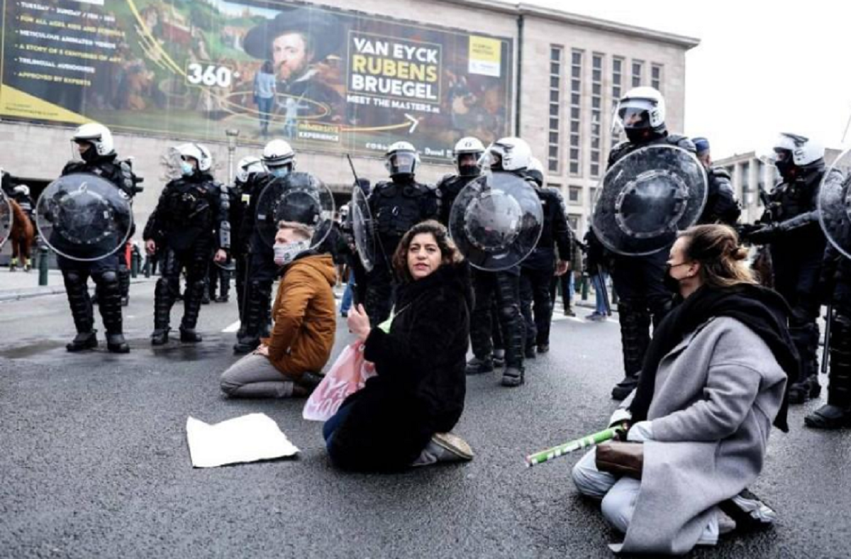 شرطة بروكسل تحتجز 500 متظاهر ضد إجراءات فيروس كورونا