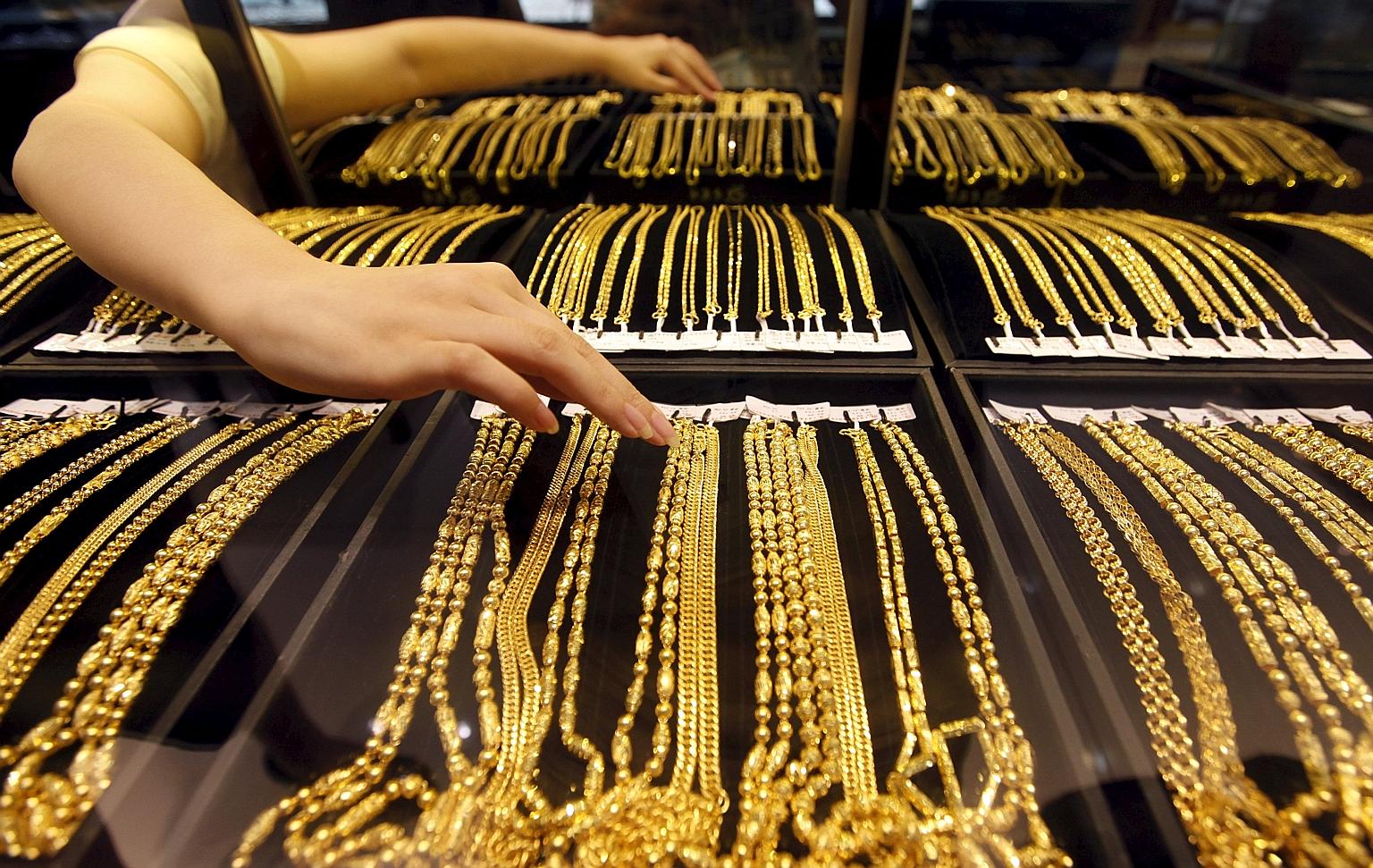أسعار الذهب تشهد انخفاض ملحوظ بعد ارتفاعها