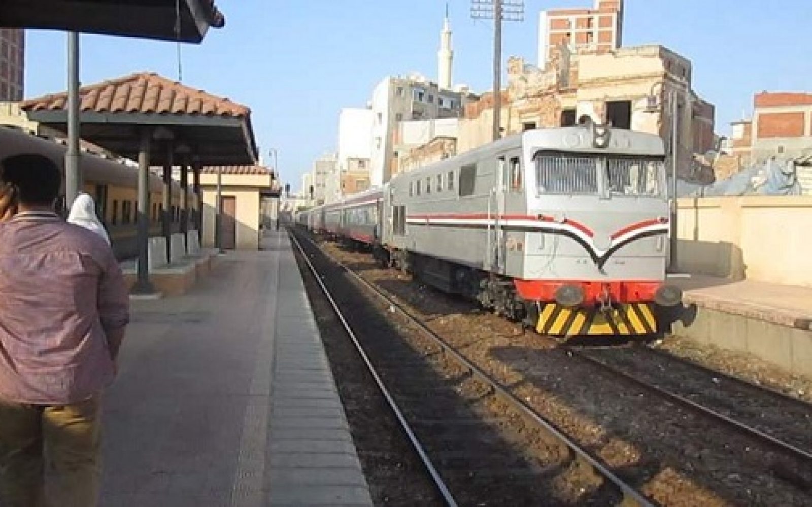 الرئيس السيسي يصدر عدة قرارات بشأن حادث قطار سوهاج وبيان رسمي من السكة الحديد