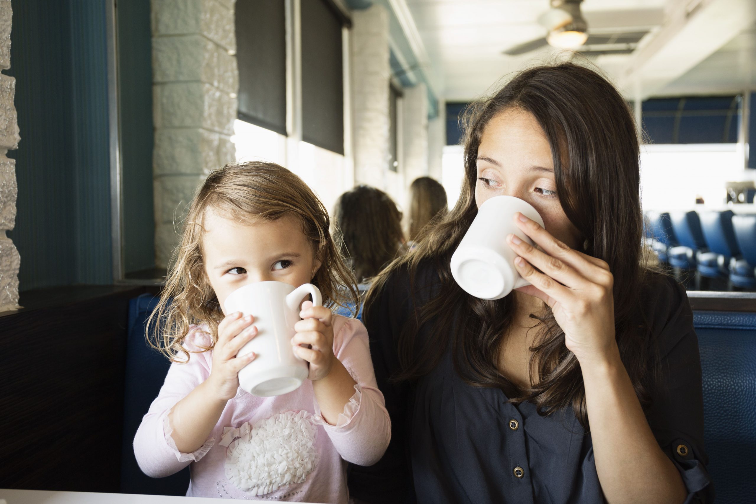 أضرار القهوة والشاي على الأطفال احذر من تقديمهم لأولادكم