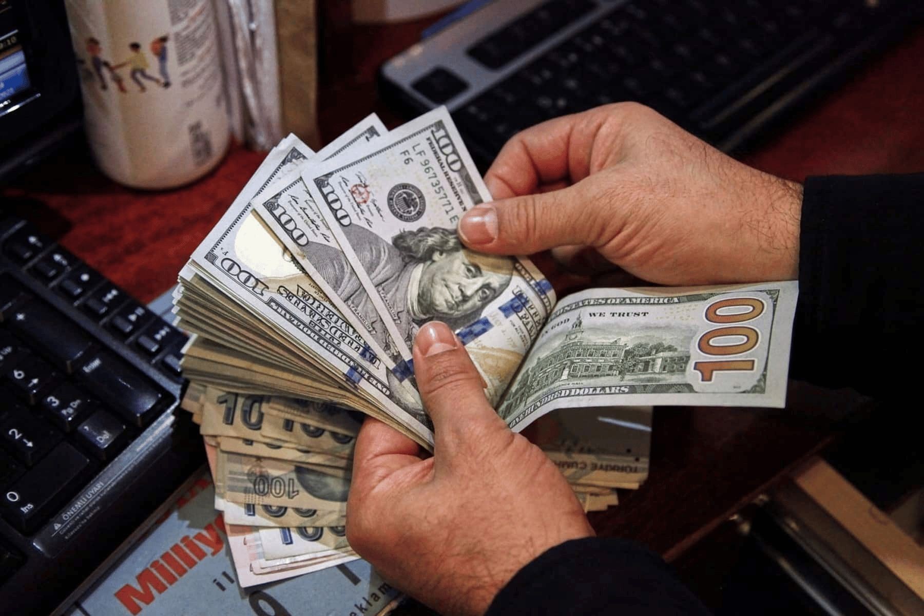 أسعار الدولار أمام الجنيه تواصل اشتعالها في البنوك المصرية وتغييرات جديدة