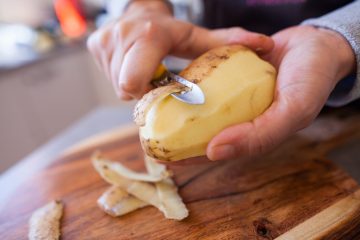 جمال بلا حدود: قشر البطاطس السر الطبيعي لبشرة صحية وجذابة بدون تكاليف