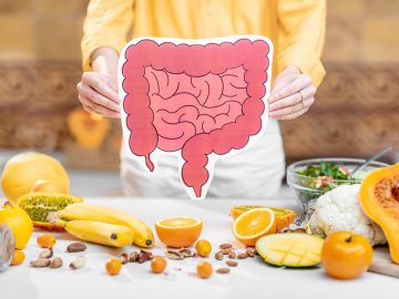 الأطعمة والعناصر الغذائية التي تساعد في تحسين أداء الأمعاء ومنع الإمساك