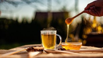 إضافة العسل إلى الماء الساخن يمكن أن يكون سامًا.. وهذا هو السبب؟