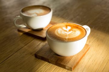 طريقة عمل فلات وايت: قهوة غنية بنكهة الإسبريسو مع لمسة مخملية من الحليب