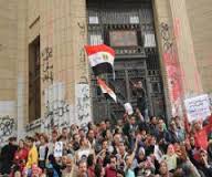 العشرات يتظاهرون أمام دار القضاء للتنديد بقرار ضبط 5 من النشطاء السياسيين