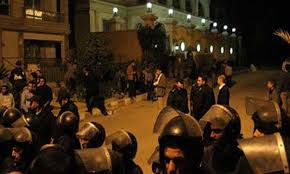 تزايد أعداد المتظاهرين أمام مقر الأخوان واتفاق سلمي مع الأمن
