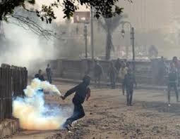 الخرطوش والغاز يقتلون المتظاهرين أعلى قصر النيل
